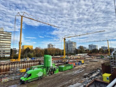 Spierings mobiele torenkraan aan het werk op de A9